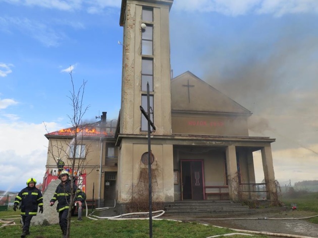 pozar kostela mirovice HZS 31032015 1
